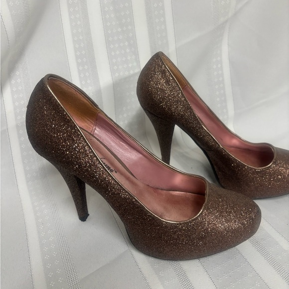 Brown high heel shoes with a classic pump style and a glittery finish - Picture 4 of 5